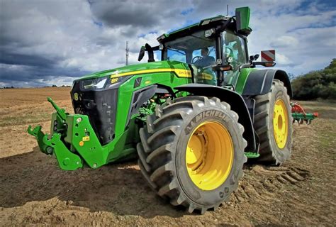Widok na nisko położony próg wejścia w traktorze ogrodowym