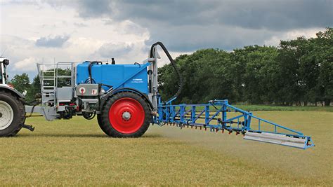 Infographic comparing features of Lemken Primus and Albatros sprayers