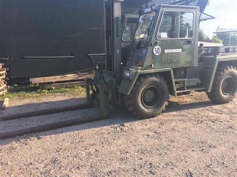 Wózek widłowy terenowy 4x4 w akcji na nierównym terenie