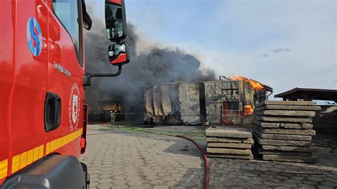 Zniszczony po pożarze ciągnik rolniczy po wypadku na trasie Bukowo-Szropy