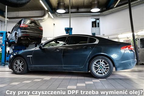 zdjęcie ręcznego opryskiwacza w użyciu w warsztacie, np. przy czyszczeniu silnika