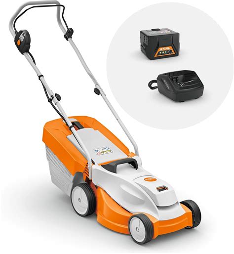 Kosiarka akumulatorowa Stihl w trakcie pracy na trawniku