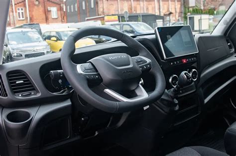 Wnętrze kabiny Iveco Daily z panelem sterowania i wyświetlaczem TFT