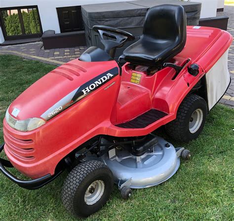 Traktorek kosiarka Honda w akcji na trawniku