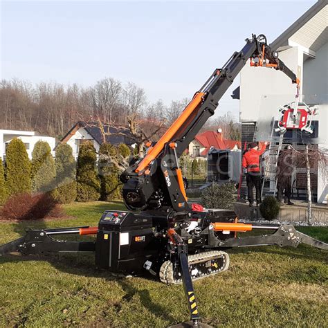 Dwuosobowy mini żuraw budowlany pracujący w ciasnej przestrzeni miejskiej