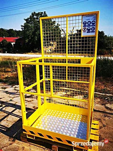 Różnorodny osprzęt do mini żurawi: przyssawki, kosz roboczy, widły