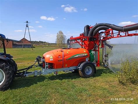 zdjęcie opryskiwacza Agrola HST w akcji na plantacji jagodowej