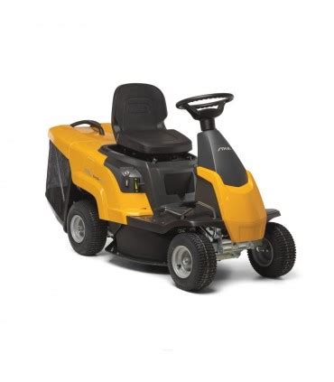 Traktor ogrodowy Stiga Combi 1066 H w akcji na trawniku