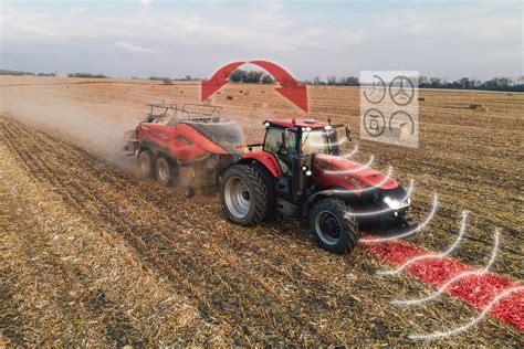 zdjęcie operatora ciągnika podczas pracy pługiem