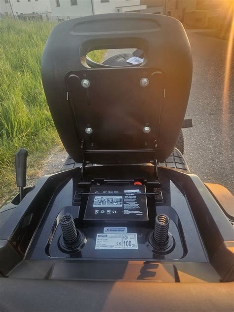 Widok na kokpit traktorka Alpina BT 84 X z deską rozdzielczą i kierownicą