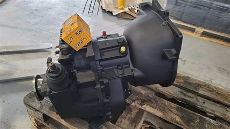 Zdjęcie owalnej klapki i filtra ssącego skrzyni biegów JCB