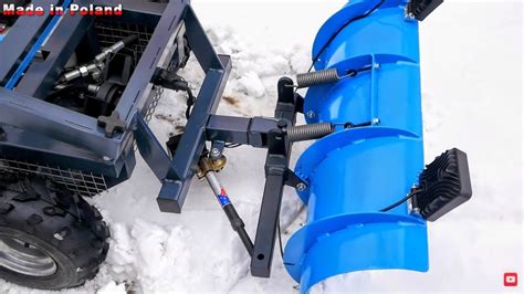 Infographic illustrating various attachments and their functions for a garden tractor (e.g., snowplow, aerator, trailer).