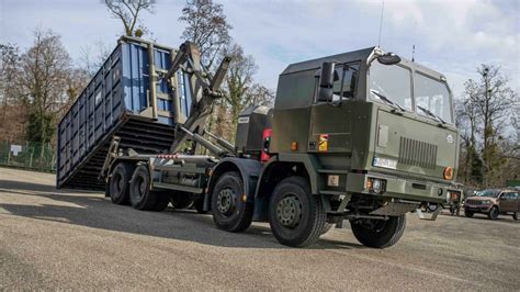 Wizualizacja systemu hakowego Hiab Multilift z załadowanym kontenerem na ciężarówce