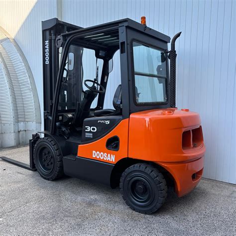 Zdjęcie widlaka Doosan D30S z bliska, ukazujące stan opon i wideł