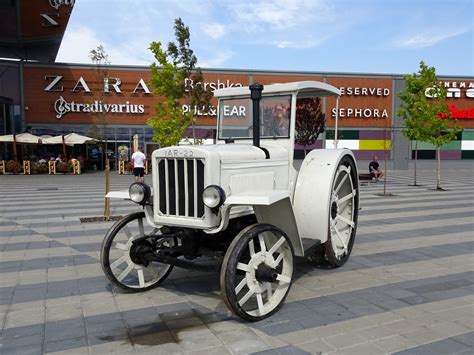 Historyczny rumuński ciągnik IAR lub UTB
