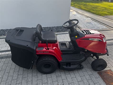 Zdjęcie traktorka kosiarki Mountfield MTF 84M ST 350 z koszem w akcji na dużym trawniku