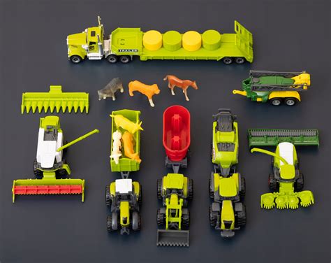 Ilustracja przedstawiająca różne maszyny rolnicze: duży traktor, mały traktor, kombajn.