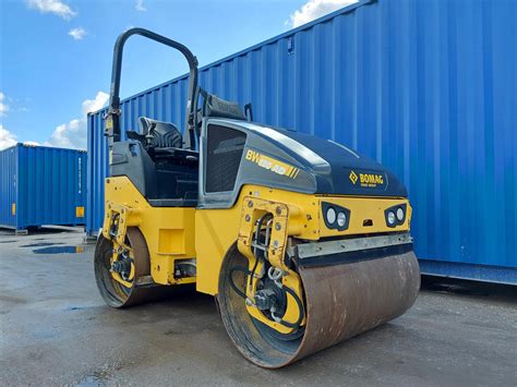 Walec drogowy Bomag w trakcie pracy