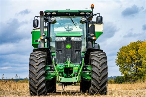 zdjęcie ciągnika przed i po malowaniu do porównania