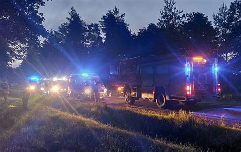 Zdjęcie kombajnu z włączonymi żółtymi światłami błyskowymi