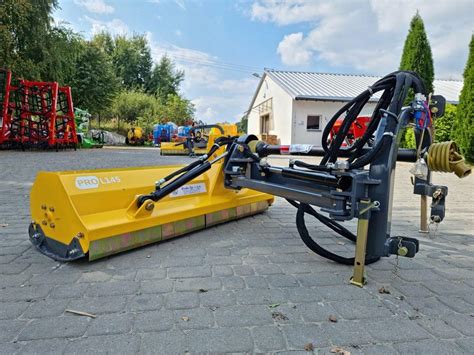 Kosiarka bijakowa pracująca na trudnym terenie zarośniętym wysoką trawą.