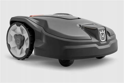 Robot koszący Husqvarna pracujący na równym trawniku