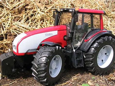 zdjęcie ciągnika Bruder Valtra T191 w akcji