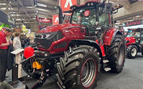 Zdjęcie ciągnika Basak 5165 w koncepcji Red Power
