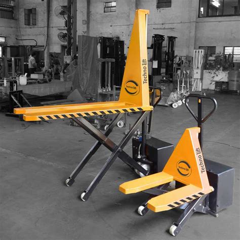 Infographic showing different applications of a scissor pallet truck (transport, lifting, workbench)