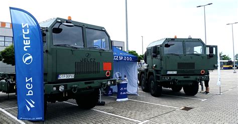 Zdjęcie współczesnej ciężarówki wojskowej Jelcz