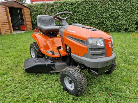 Husqvarna TS 138 traktor kosiarka w ogrodzie