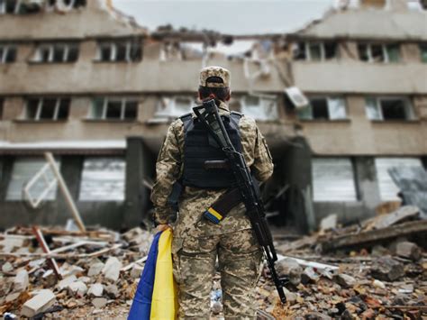Zdjęcie rosyjskiej ciężarówki z improwizowanym opancerzeniem z brzozowych pni na Ukrainie