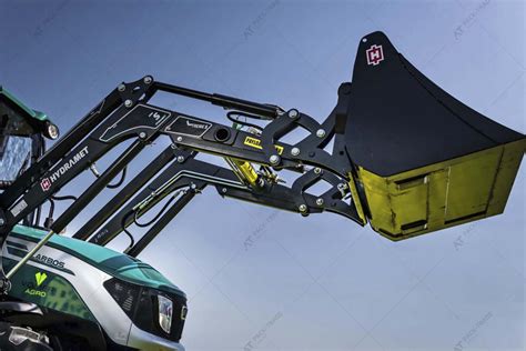 Thematic photo of a HYDRAMET Xtreme front loader on a tractor working on a farm