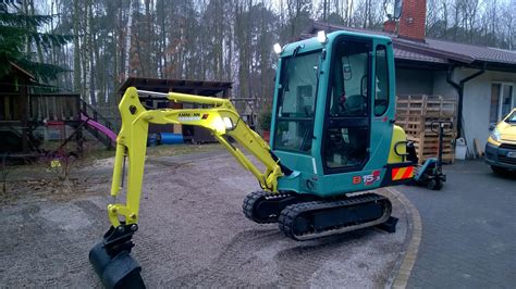 Minikoparka Yanmar w akcji na placu budowy
