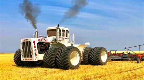 Zdjęcie przedstawiające gigantyczny ciągnik Big Bud 16V-747 na polu