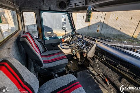 Wnętrze kabiny kierowcy Stara 1142, prezentujące deskę rozdzielczą, fotele i przestronność.