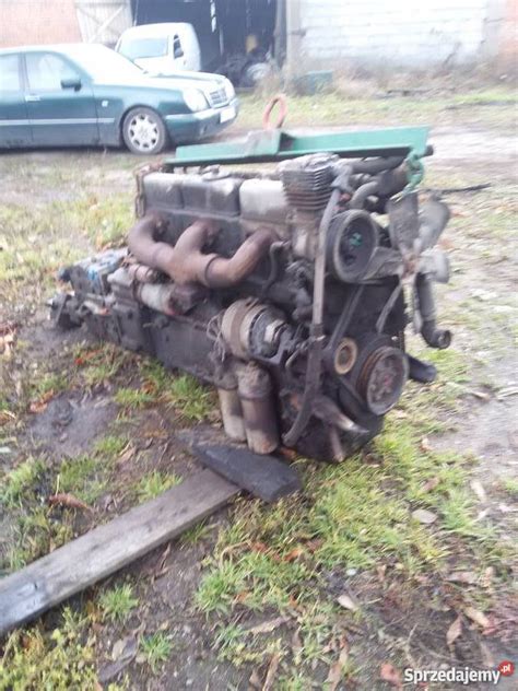 Widok na silnik Stara 1142, podkreślający jego rzędową sześciocylindrową konstrukcję.