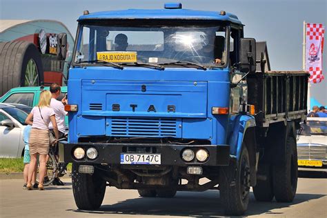 Star 1142 z zamontowaną skrzynią wywrotki i dźwigiem HDS, ilustrujący jego zastosowanie.