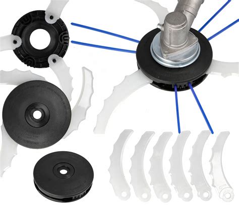 Ilustracja przedstawiająca różne typy części zamiennych do kosiarek, w tym głowice żyłkowe, ostrza, uchwyty i szpulki z żyłką.