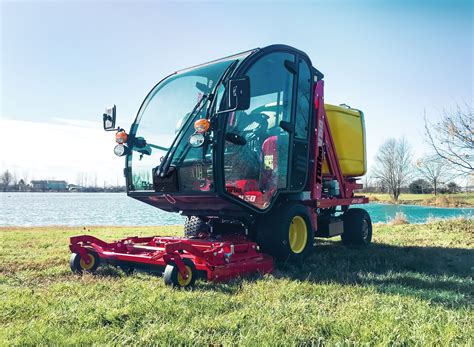 Wnętrze kabiny kosiarki Gianni Ferrari Turbo 4