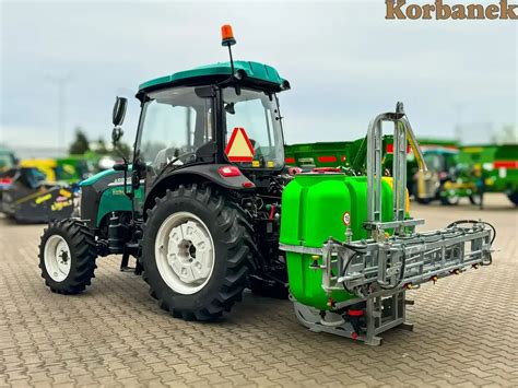 Zdjęcie belki polowej opryskiwacza w pozycji roboczej