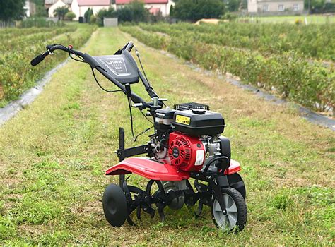 Ilustracja przedstawiająca glebogryzarkę ciągnikową pracującą na polu