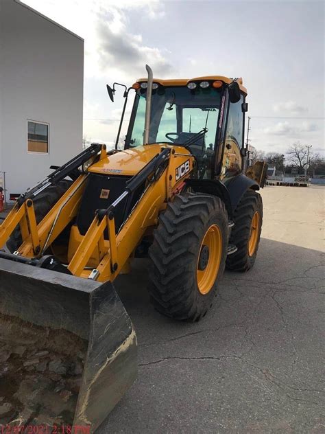 Zdjęcie wnętrza kabiny JCB 4CX z deską rozdzielczą