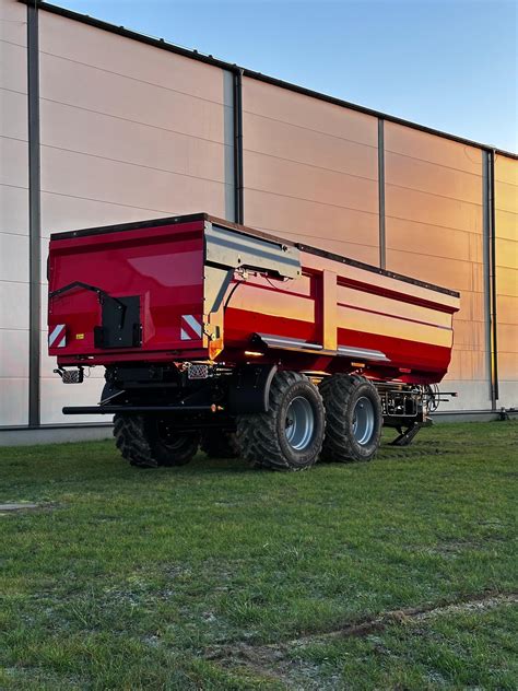 zdjęcie nowych przyczep i rozrzutnika Ursus z Agro Show 2025