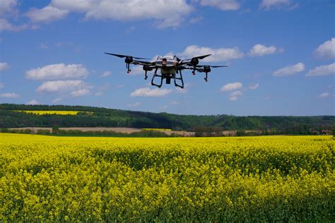 schemat działania dronów rolniczych do monitorowania upraw