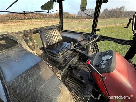 Infografika przedstawiająca ewolucję kabin ciągników Zetor, od pierwszych bezpiecznych kabin do panoramicznych.