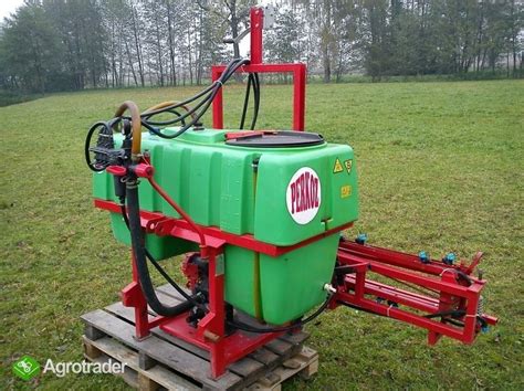 Zdjęcie opryskiwacza zawieszanego BURY PERKOZ 400 w akcji na polu