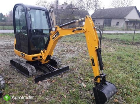 Tematyczne zdjęcie minikoparki JCB 8018 w akcji