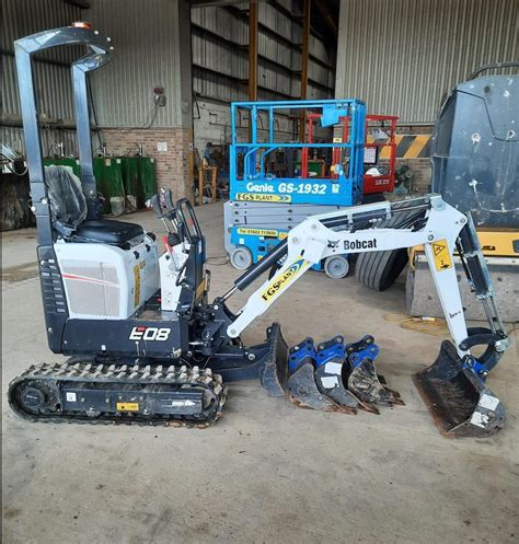 schemat techniczny minikoparki Bobcat E08 z wymiarami