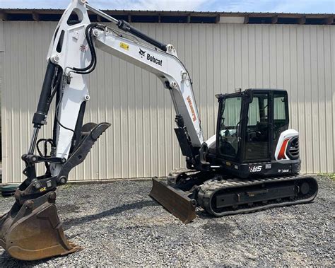 zdjęcie wnętrza kabiny koparki Bobcat E85 z widocznym monitorem LCD
